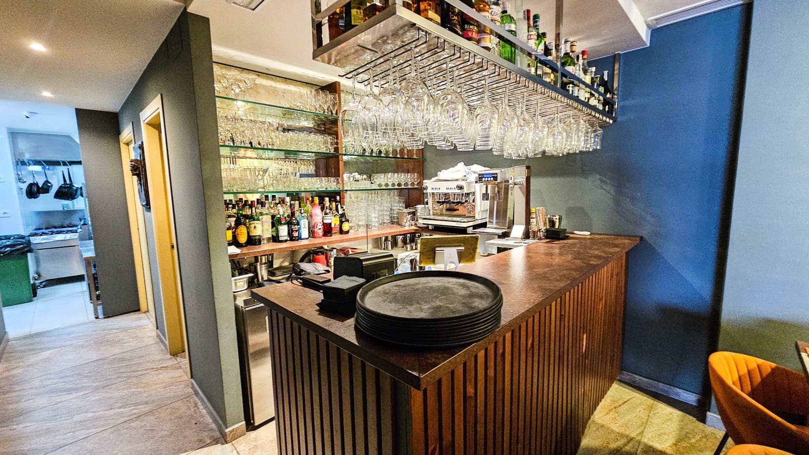 Restaurante/Bar para venda em La Duquesa / Puerto de la Duquesa com garagem - 850 000 € (Ref: 8934604)