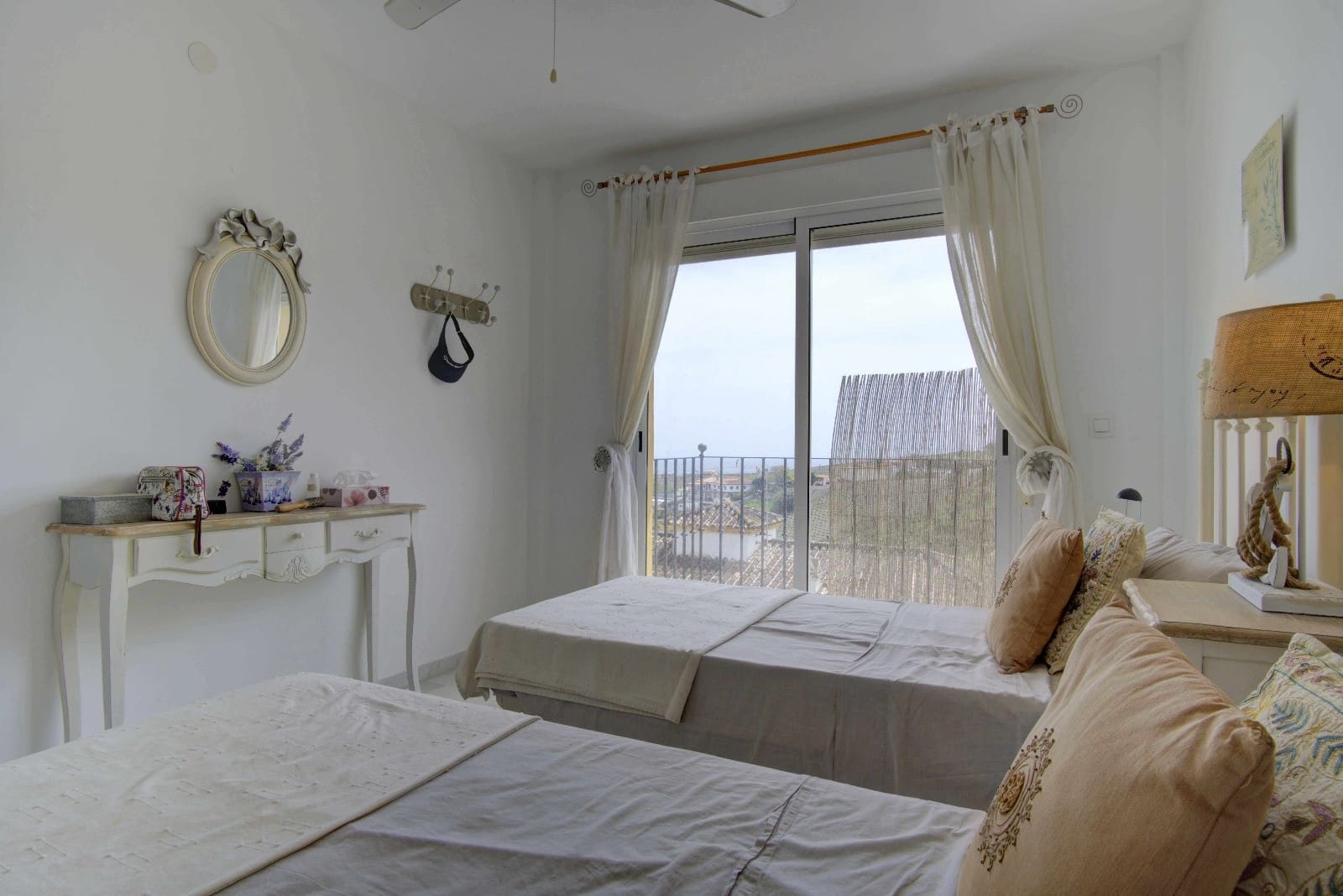 4 soveværelse Semi-Rækkehus til salg i Manilva med swimmingpool - € 439.950 (Ref: 9104040)