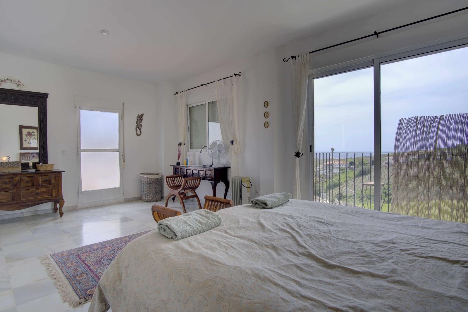 4 soveværelse Semi-Rækkehus til salg i Manilva med swimmingpool - € 439.950 (Ref: 9104040)