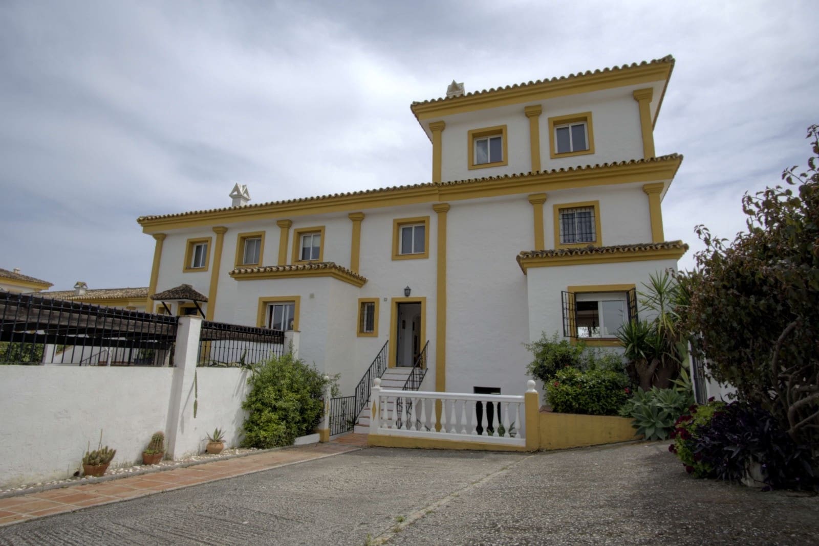 4 soveværelse Semi-Rækkehus til salg i Manilva med swimmingpool - € 439.950 (Ref: 9104040)