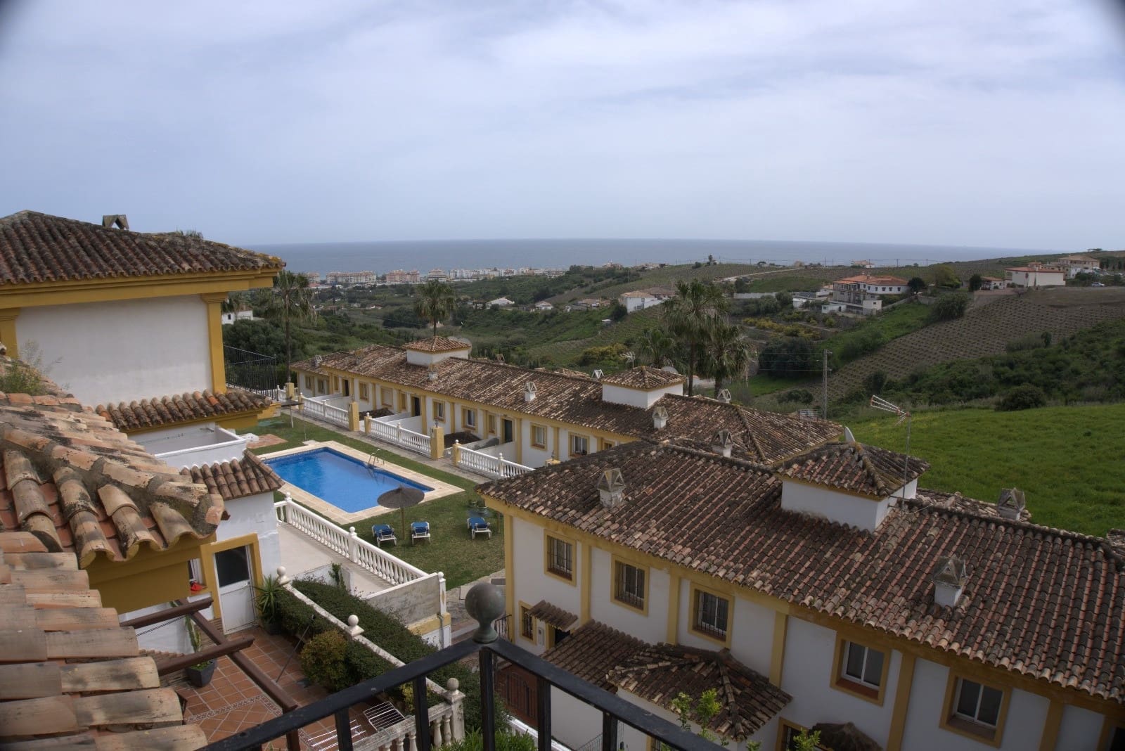 4 soveværelse Semi-Rækkehus til salg i Manilva med swimmingpool - € 439.950 (Ref: 9104040)