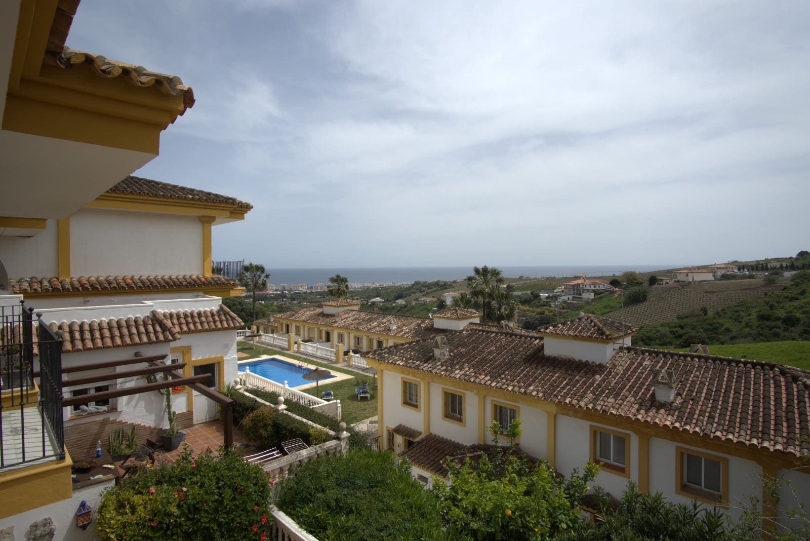 4 soveværelse Semi-Rækkehus til salg i Manilva med swimmingpool - € 439.950 (Ref: 9104040)