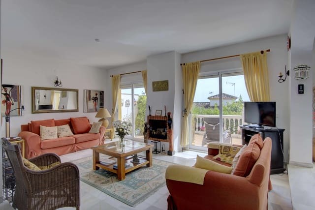 4 soveværelse Semi-Rækkehus til salg i Manilva Pueblo, Manilva med swimmingpool - € 439.950 (Ref: 9104040)