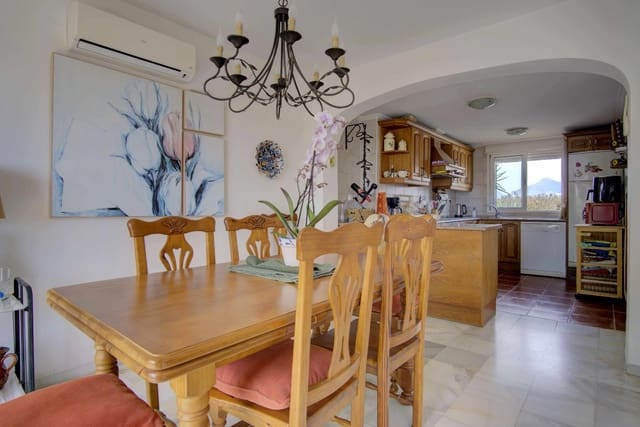 4 soveværelse Semi-Rækkehus til salg i Manilva Pueblo, Manilva med swimmingpool - € 439.950 (Ref: 9104040)