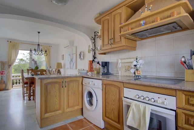 4 soveværelse Semi-Rækkehus til salg i Manilva Pueblo, Manilva med swimmingpool - € 439.950 (Ref: 9104040)