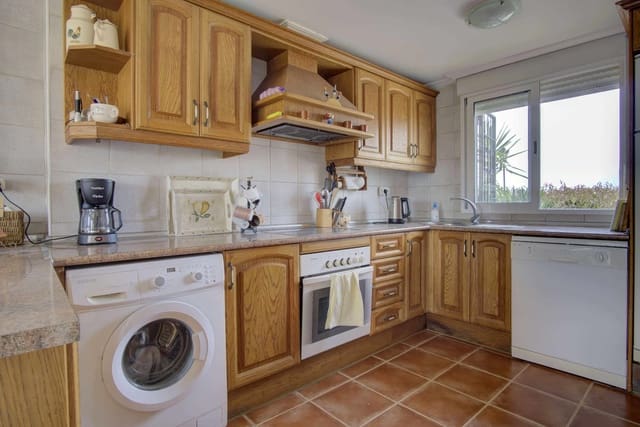 4 soveværelse Semi-Rækkehus til salg i Manilva Pueblo, Manilva med swimmingpool - € 439.950 (Ref: 9104040)