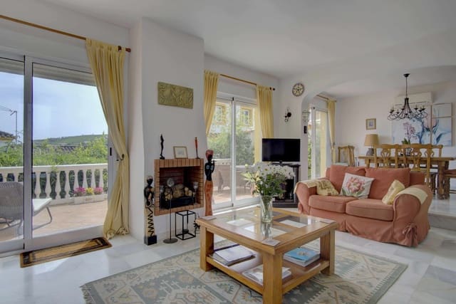 4 soveværelse Semi-Rækkehus til salg i Manilva Pueblo, Manilva med swimmingpool - € 439.950 (Ref: 9104040)