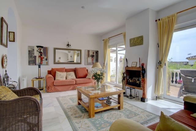 4 soveværelse Semi-Rækkehus til salg i Manilva Pueblo, Manilva med swimmingpool - € 439.950 (Ref: 9104040)