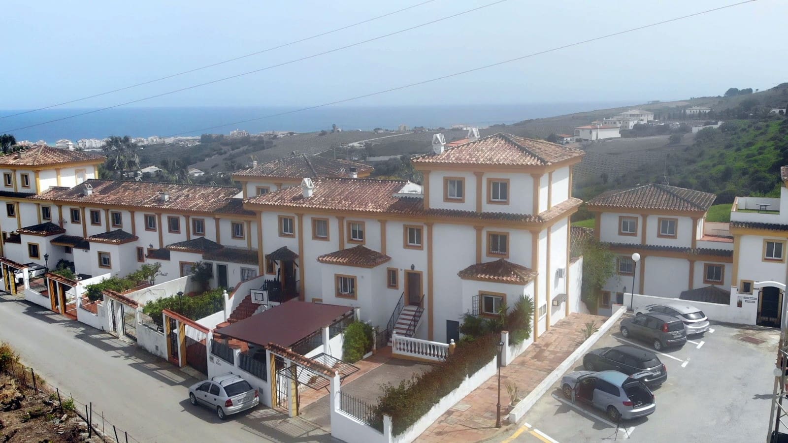 4 soveværelse Semi-Rækkehus til salg i Manilva med swimmingpool - € 439.950 (Ref: 9104040)