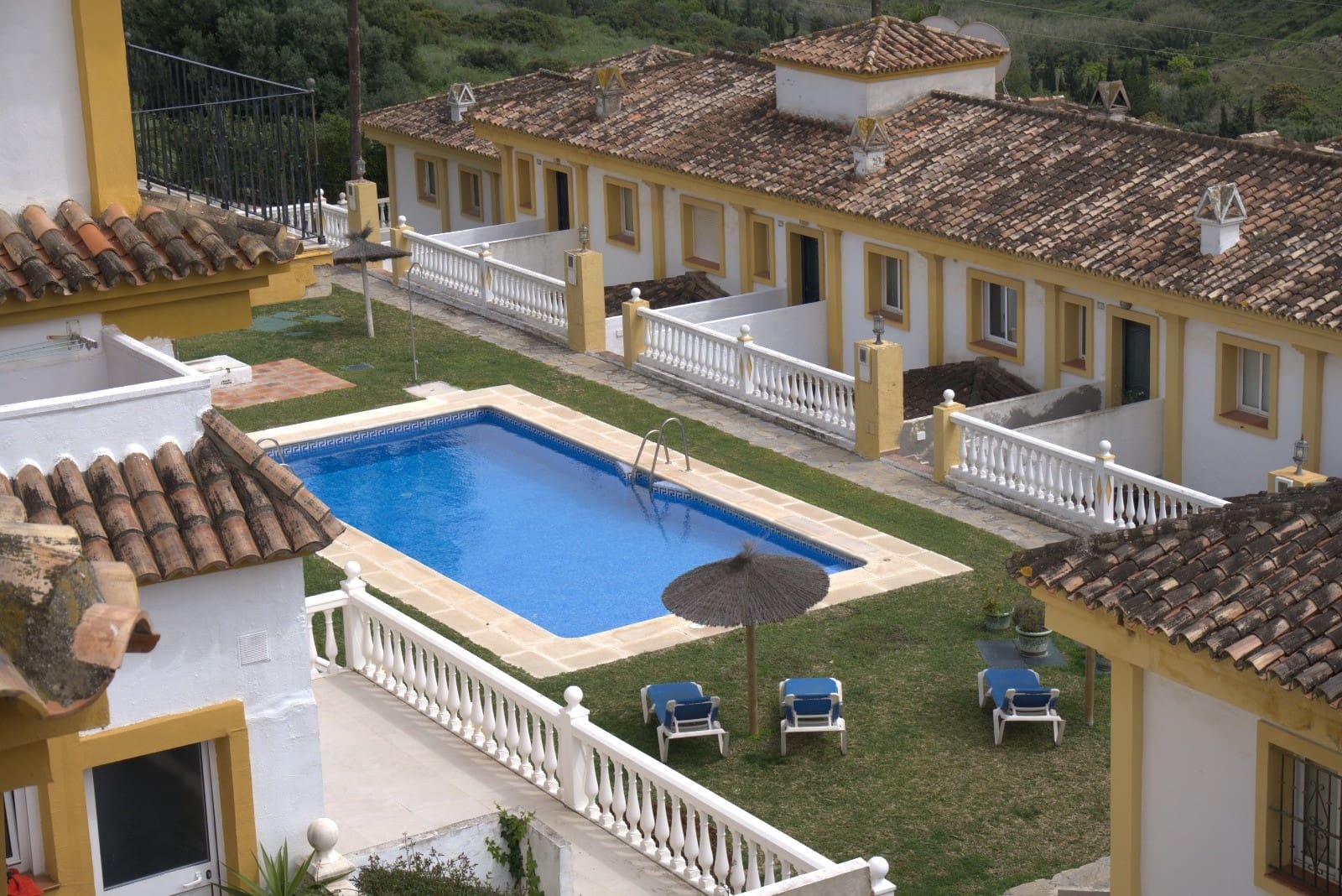 4 soveværelse Semi-Rækkehus til salg i Manilva med swimmingpool - € 439.950 (Ref: 9104040)