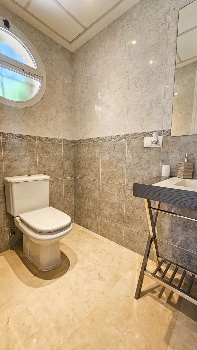 4 soverom Kjedet enebolig til salgs i Manilva med svømmebasseng garasje - € 695 000 (Ref: 9177181)