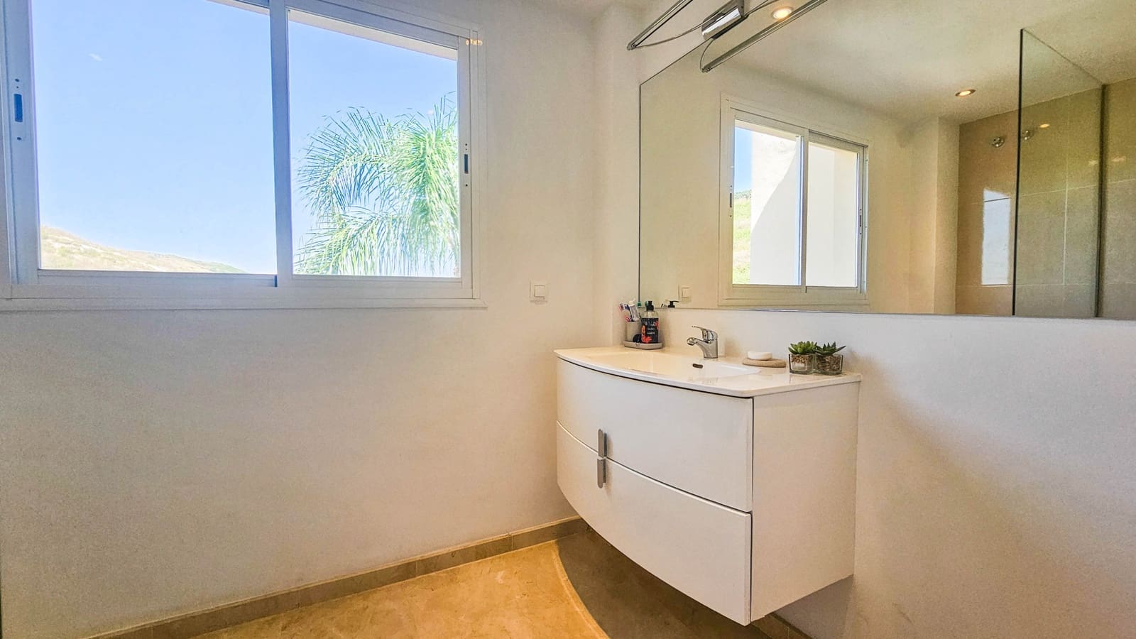 4 soverom Kjedet enebolig til salgs i Manilva med svømmebasseng garasje - € 695 000 (Ref: 9177181)