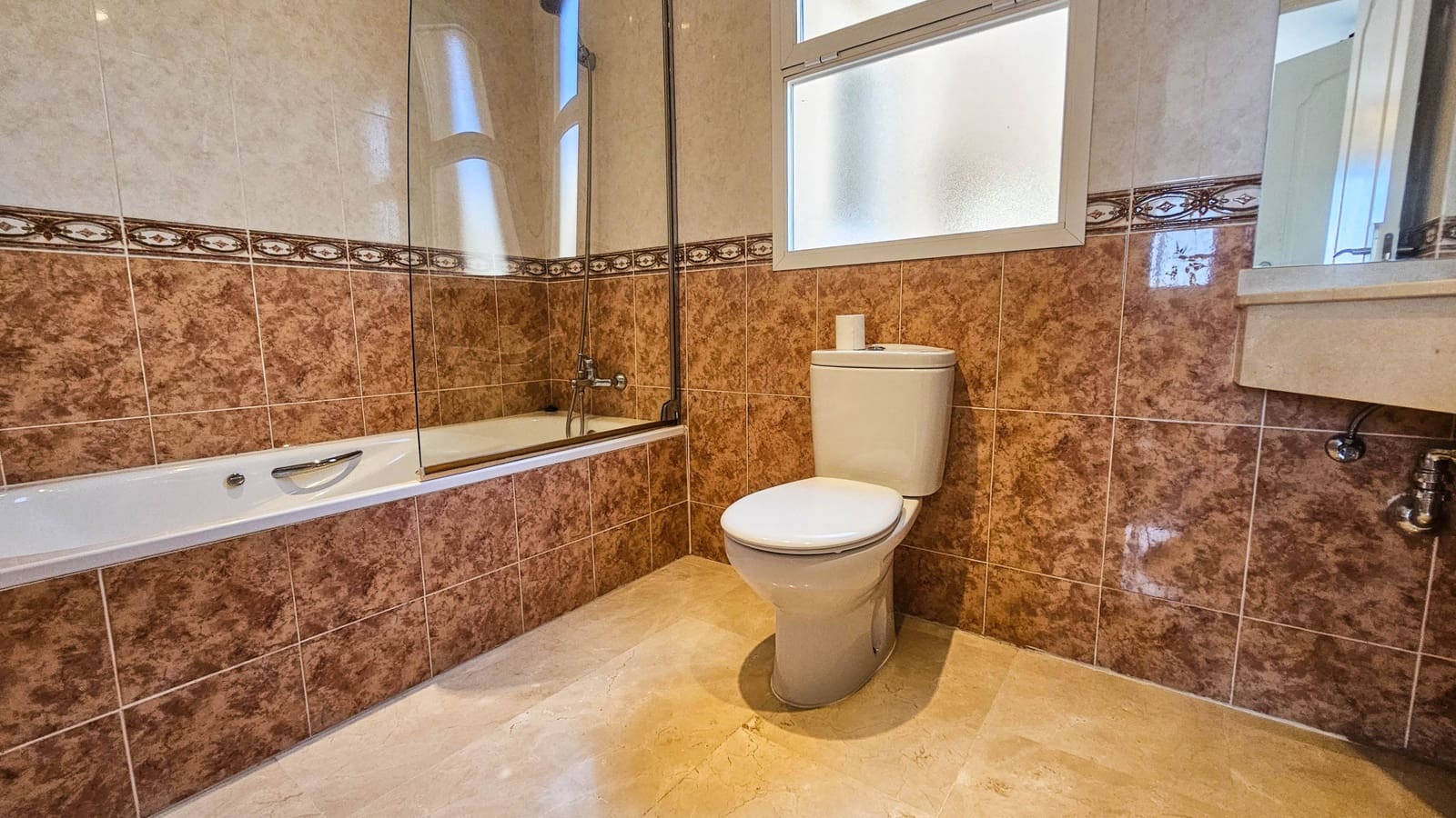 4 soverom Kjedet enebolig til salgs i Manilva med svømmebasseng garasje - € 695 000 (Ref: 9177181)