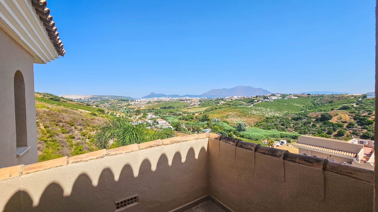 4 soverom Kjedet enebolig til salgs i Manilva med svømmebasseng garasje - € 695 000 (Ref: 9177181)