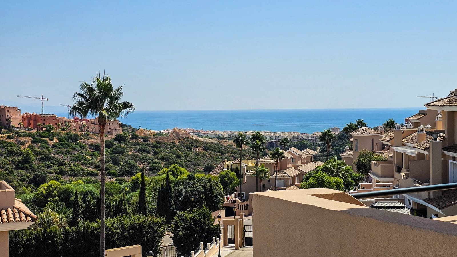 4 soverom Kjedet enebolig til salgs i Manilva med svømmebasseng garasje - € 695 000 (Ref: 9177181)