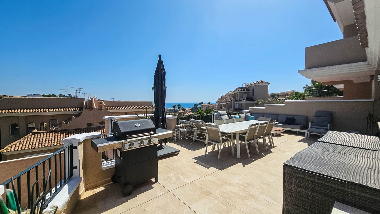 4 soverom Kjedet enebolig til salgs i Manilva med svømmebasseng garasje - € 695 000 (Ref: 9177181)