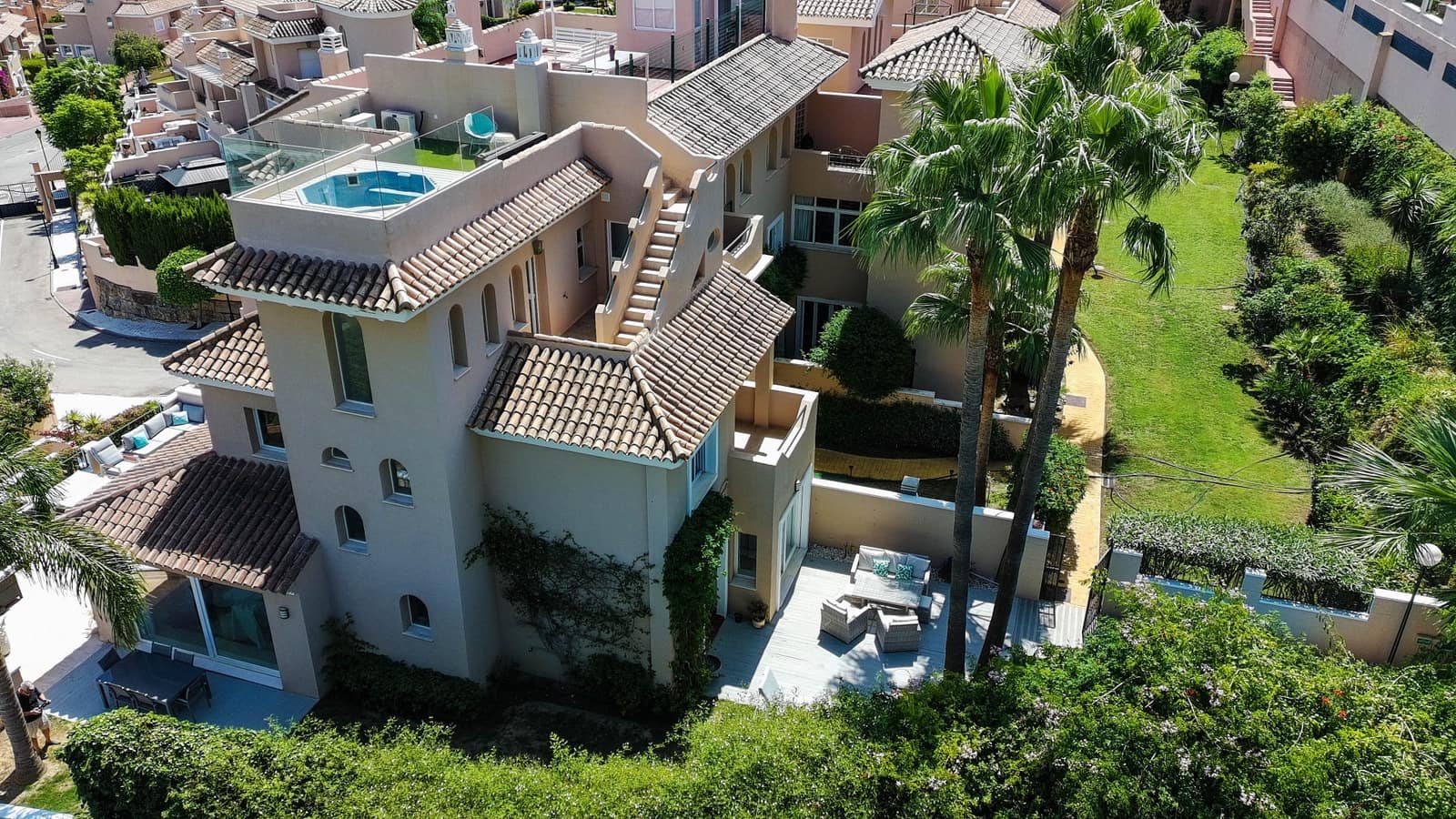 4 soverom Kjedet enebolig til salgs i Manilva med svømmebasseng garasje - € 695 000 (Ref: 9177181)