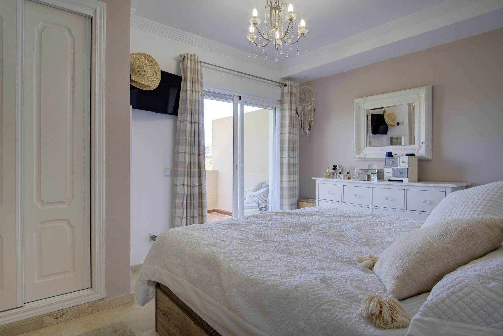 4 soveværelse Byhus til salg i Manilva med swimmingpool garage - € 439.000 (Ref: 9190599)