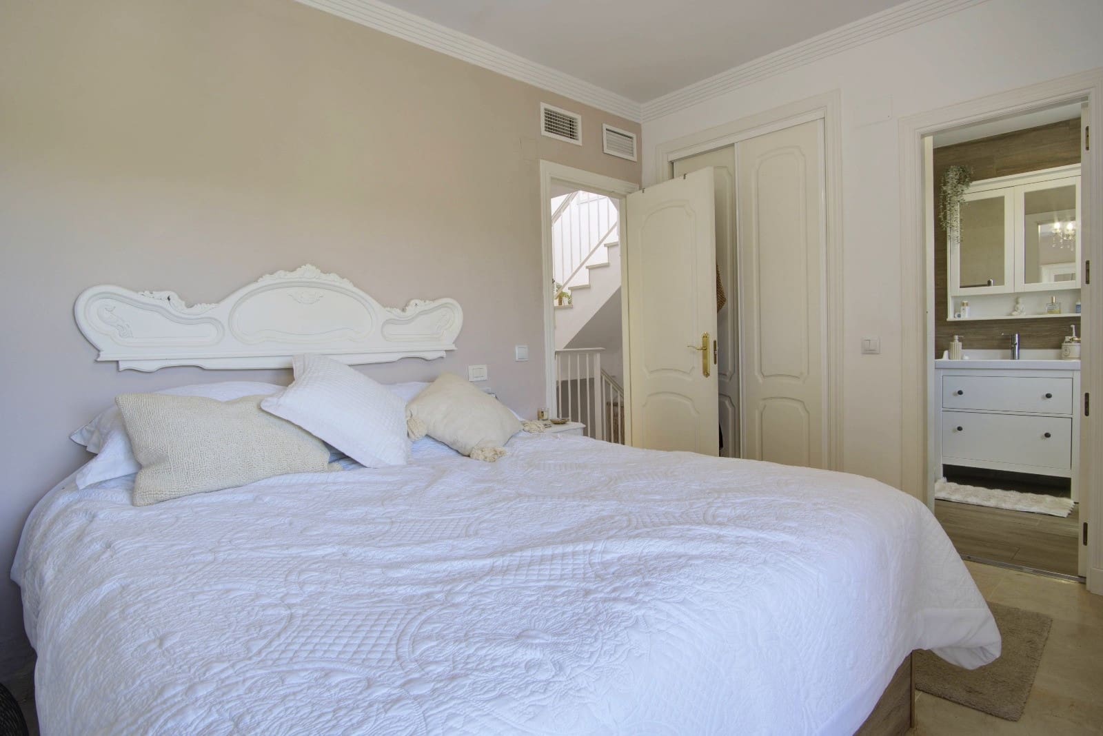 4 soveværelse Byhus til salg i Manilva med swimmingpool garage - € 439.000 (Ref: 9190599)