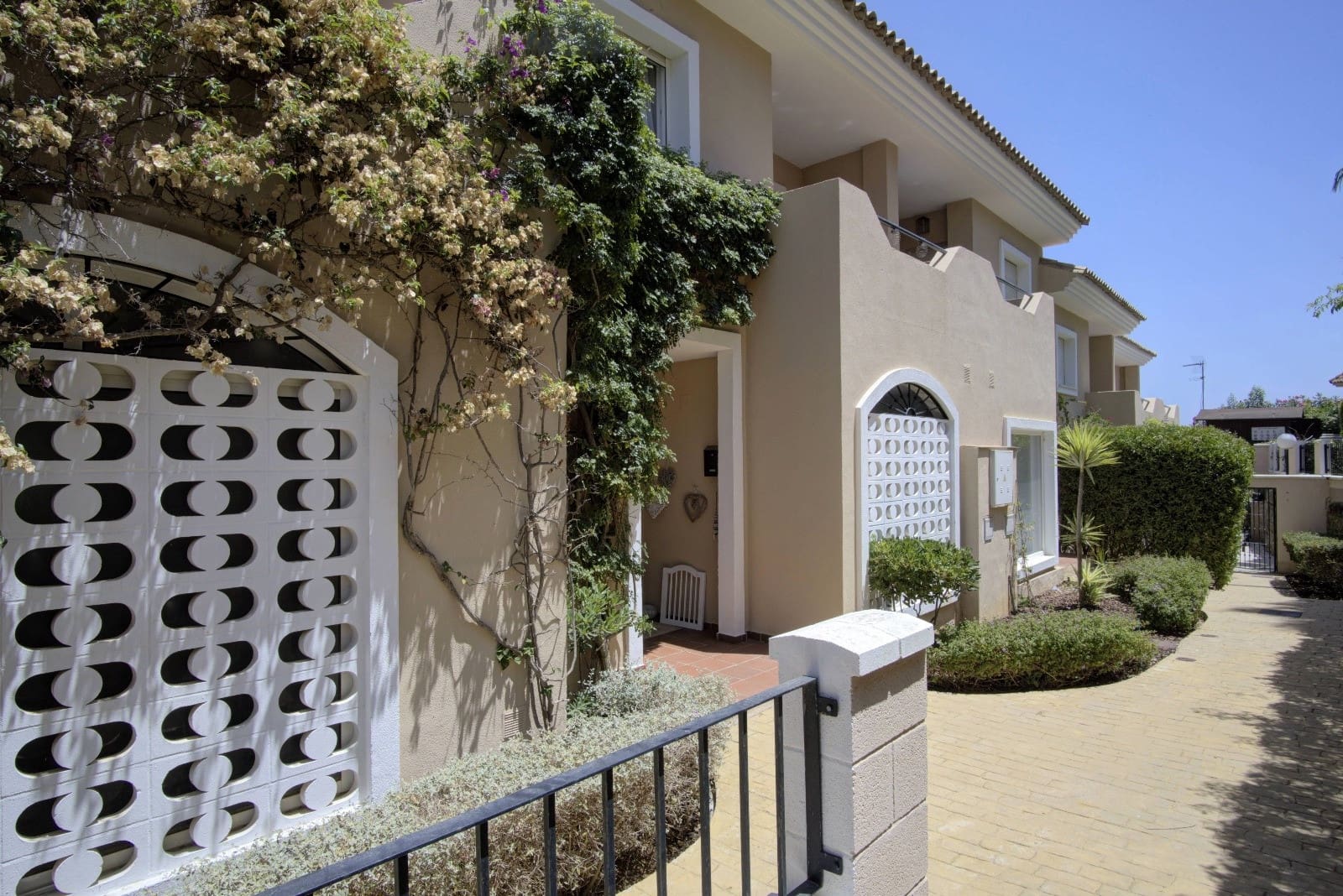 4 soveværelse Byhus til salg i Manilva med swimmingpool garage - € 439.000 (Ref: 9190599)