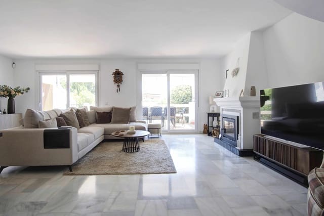 3 slaapkamer Huis te koop in La Duquesa / Puerto de la Duquesa, Manilva met zwembad - € 440.000 (Ref: 9195075)