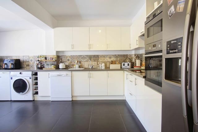 3 slaapkamer Huis te koop in La Duquesa / Puerto de la Duquesa, Manilva met zwembad - € 440.000 (Ref: 9195075)