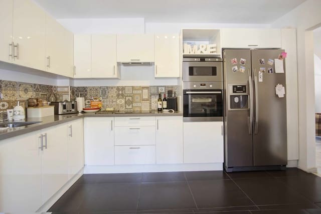 3 slaapkamer Huis te koop in La Duquesa / Puerto de la Duquesa, Manilva met zwembad - € 440.000 (Ref: 9195075)