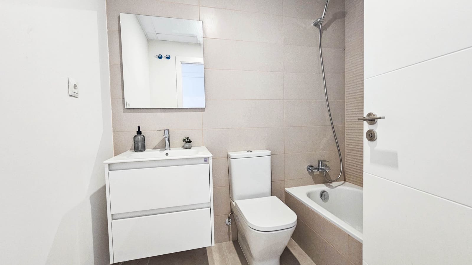 3 bedroom Apartment for sale in Estepona with pool garage - € 385,000 (Ref: 9231948)