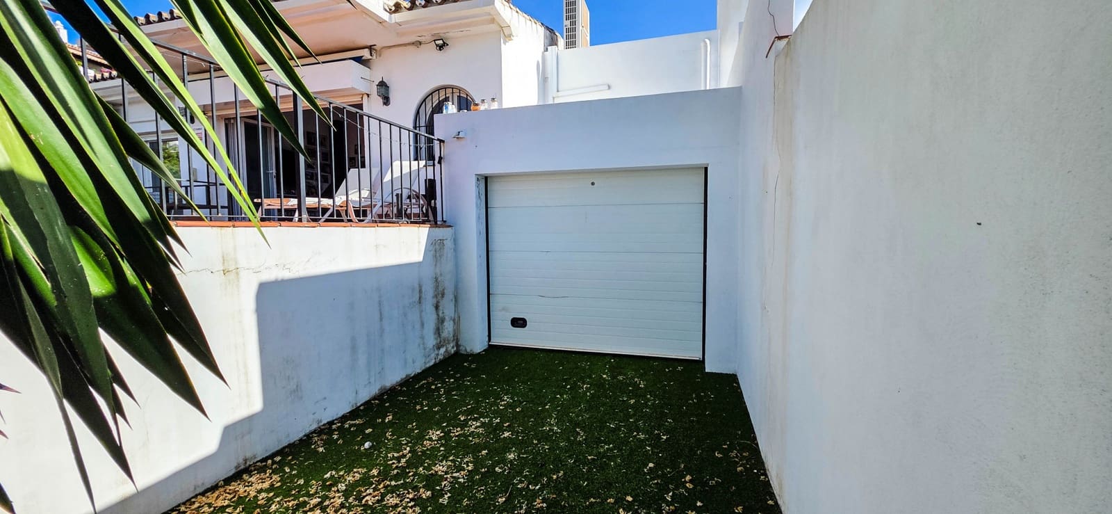 5 bedroom Semi-detached Villa for sale in La Duquesa / Puerto de la Duquesa with pool garage - € 850,000 (Ref: 9366941)