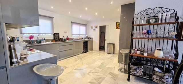 5 bedroom Semi-detached Villa for sale in La Duquesa / Puerto de la Duquesa, Manilva with pool garage - € 850,000 (Ref: 9366941)