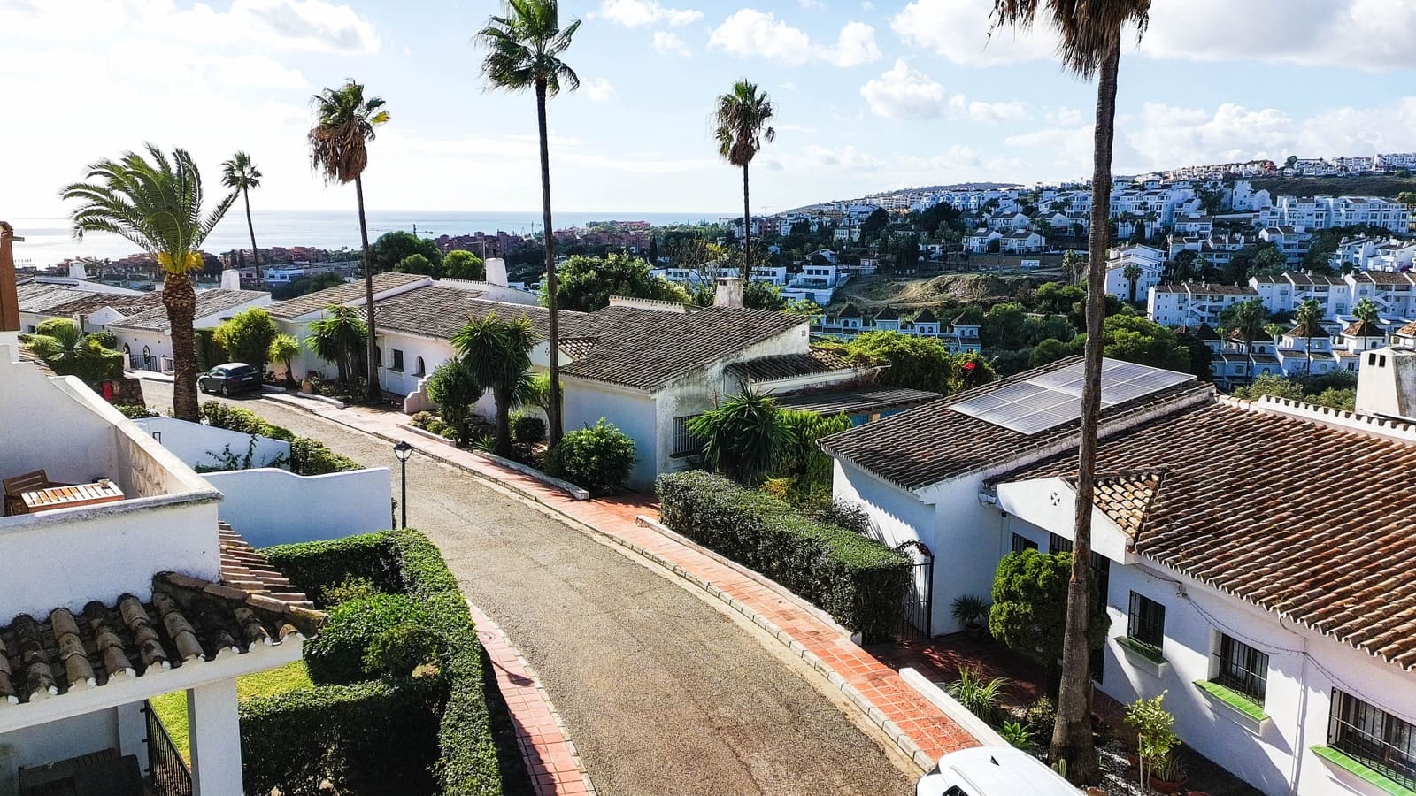 5 bedroom Semi-detached Villa for sale in La Duquesa / Puerto de la Duquesa with pool garage - € 850,000 (Ref: 9366941)