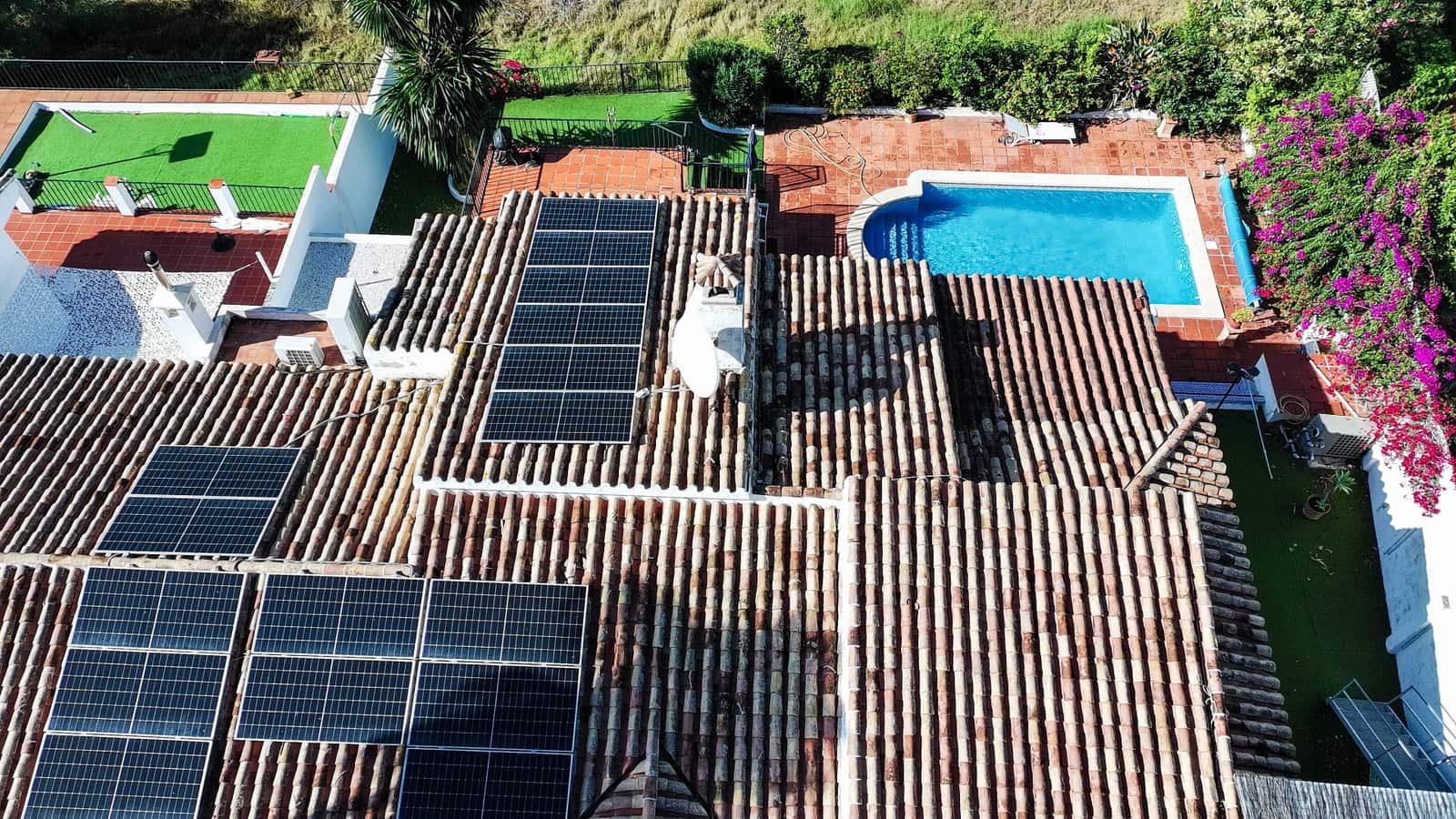 5 bedroom Semi-detached Villa for sale in La Duquesa / Puerto de la Duquesa with pool garage - € 850,000 (Ref: 9366941)