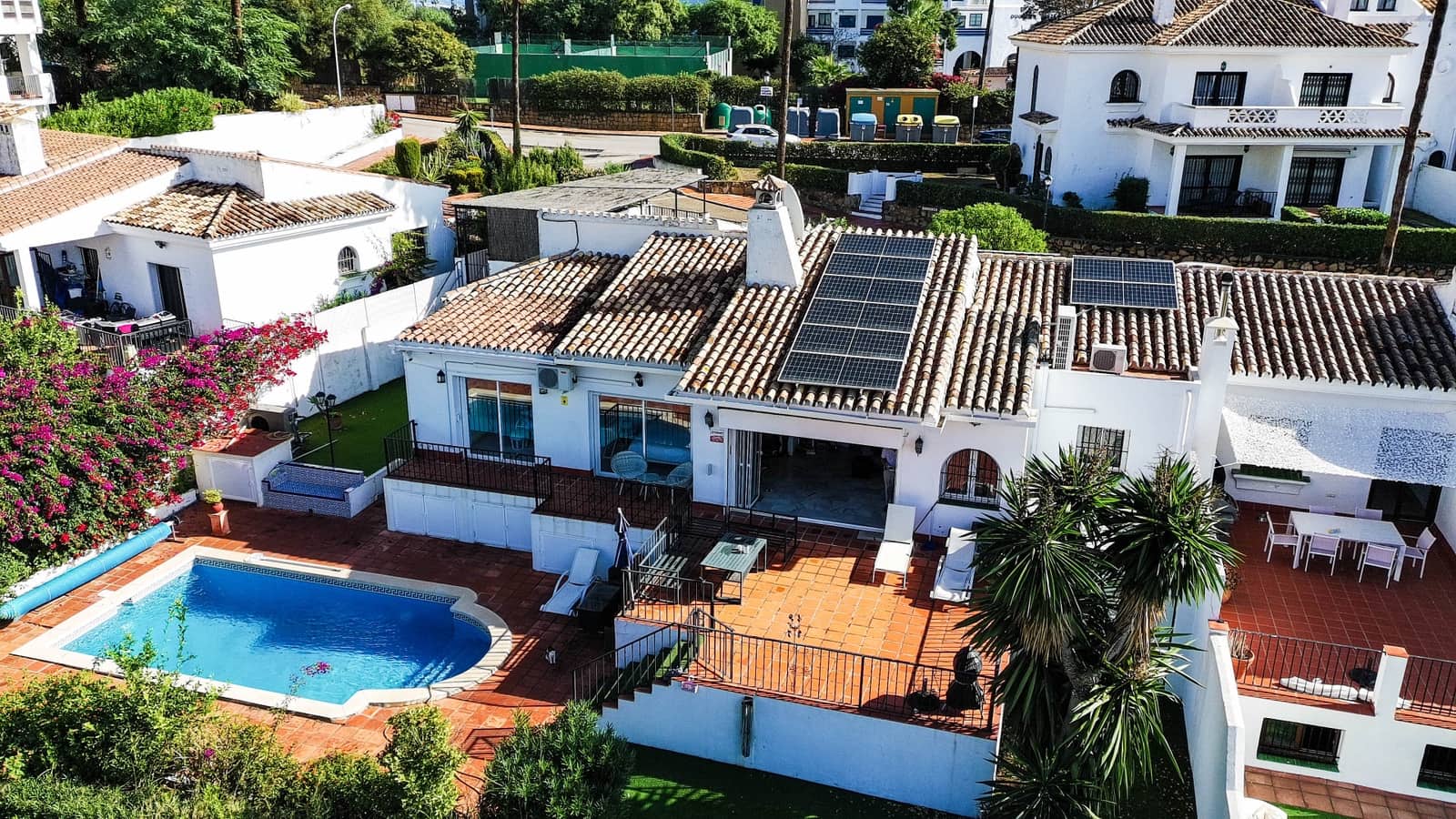 5 bedroom Semi-detached Villa for sale in La Duquesa / Puerto de la Duquesa with pool garage - € 850,000 (Ref: 9366941)