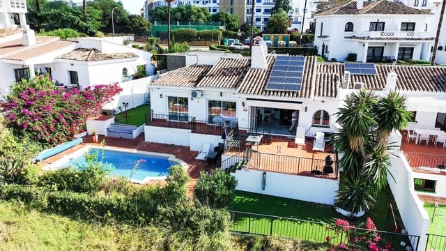 5 bedroom Semi-detached Villa for sale in La Duquesa / Puerto de la Duquesa, Manilva with pool garage - € 850,000 (Ref: 9366941)