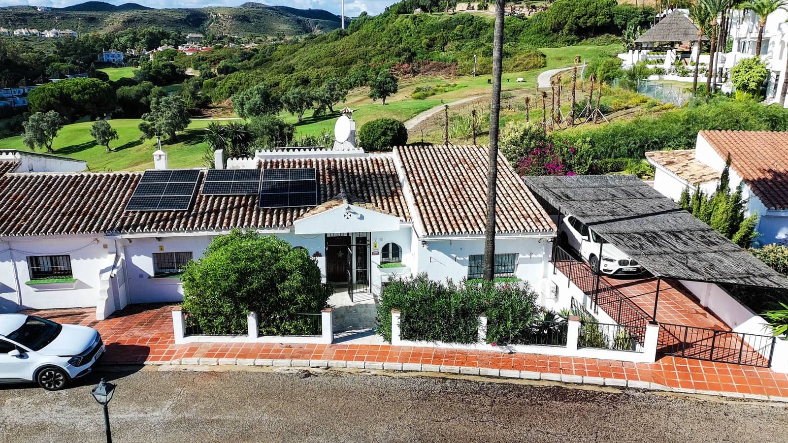 5 bedroom Semi-detached Villa for sale in La Duquesa / Puerto de la Duquesa with pool garage - € 850,000 (Ref: 9366941)