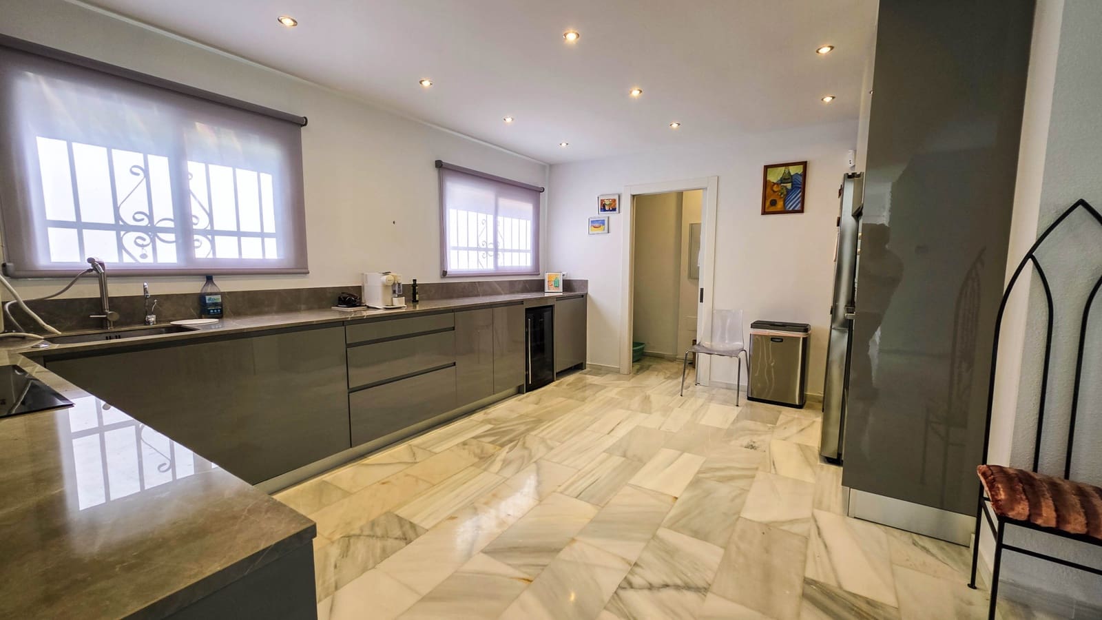 5 bedroom Semi-detached Villa for sale in La Duquesa / Puerto de la Duquesa with pool garage - € 725,000 (Ref: 9366941)