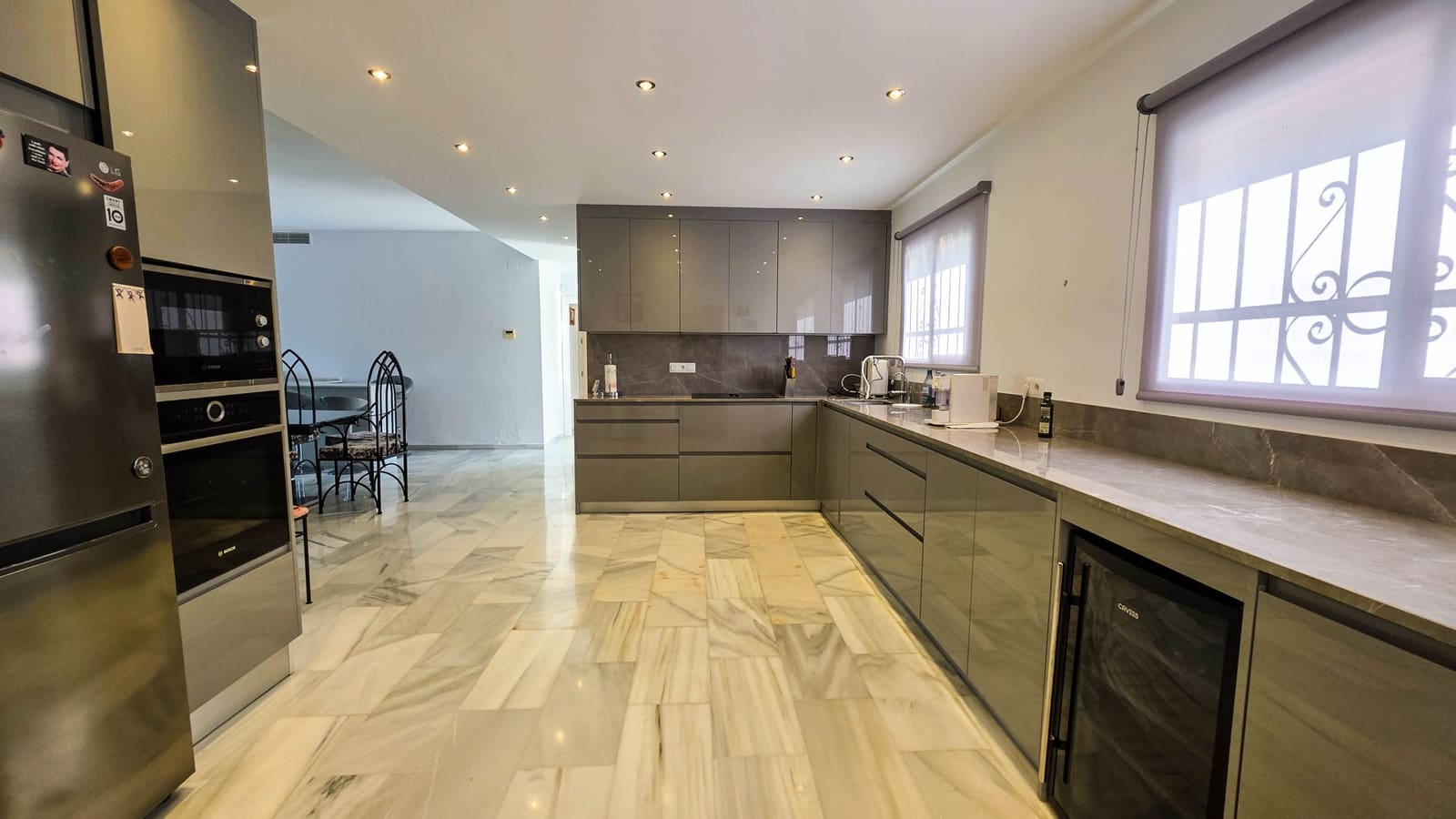 5 bedroom Semi-detached Villa for sale in La Duquesa / Puerto de la Duquesa with pool garage - € 725,000 (Ref: 9366941)