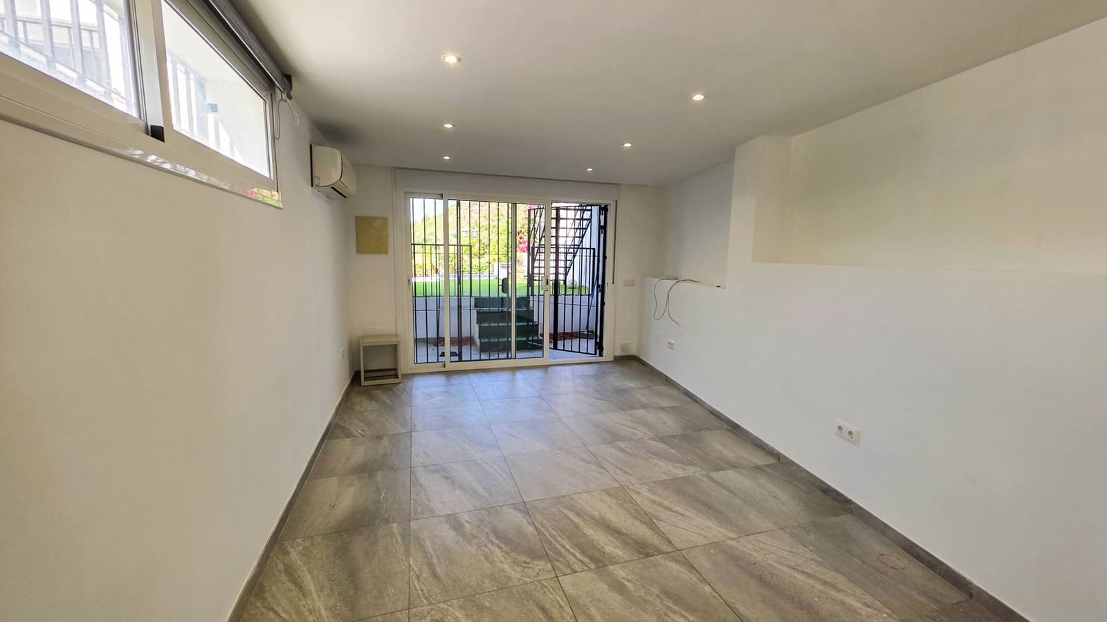5 bedroom Semi-detached Villa for sale in La Duquesa / Puerto de la Duquesa with pool garage - € 725,000 (Ref: 9366941)