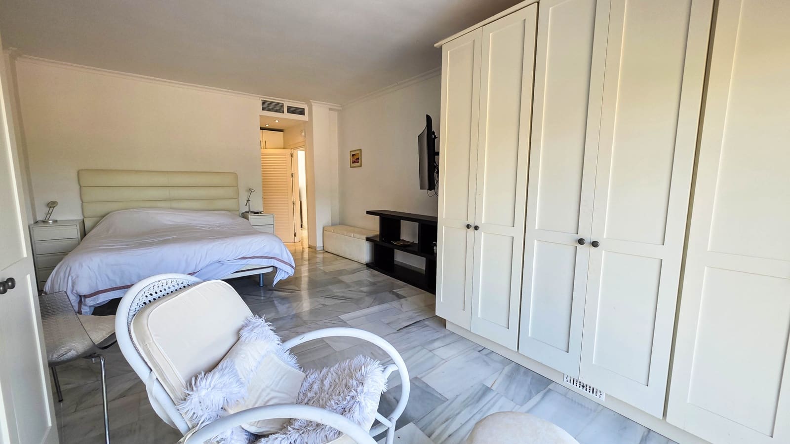 5 bedroom Semi-detached Villa for sale in La Duquesa / Puerto de la Duquesa with pool garage - € 725,000 (Ref: 9366941)