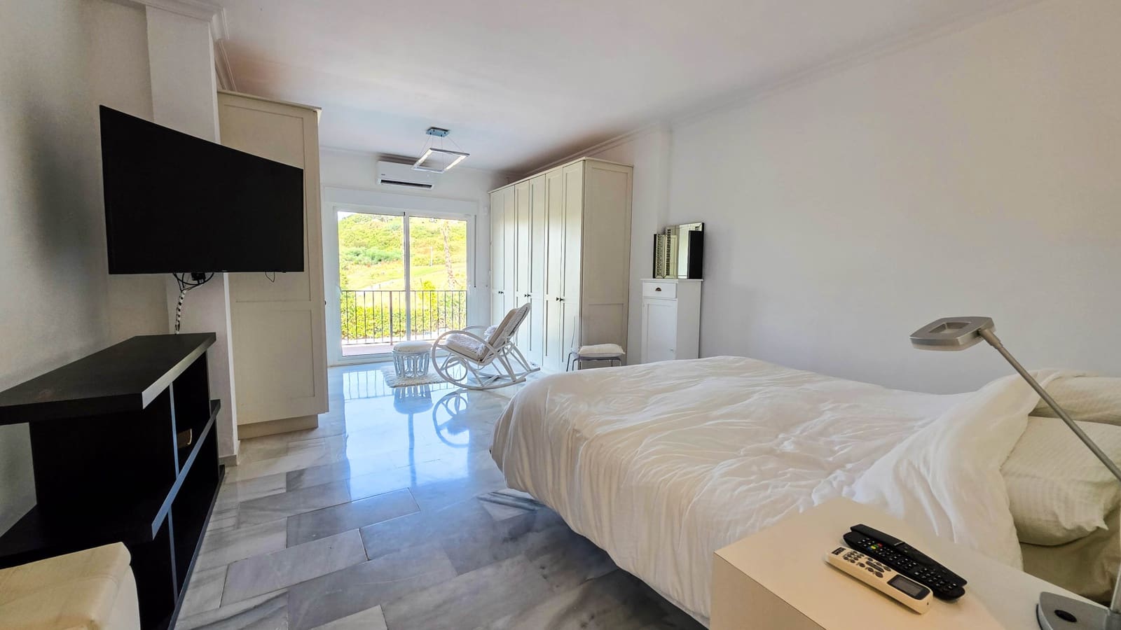 5 bedroom Semi-detached Villa for sale in La Duquesa / Puerto de la Duquesa with pool garage - € 725,000 (Ref: 9366941)