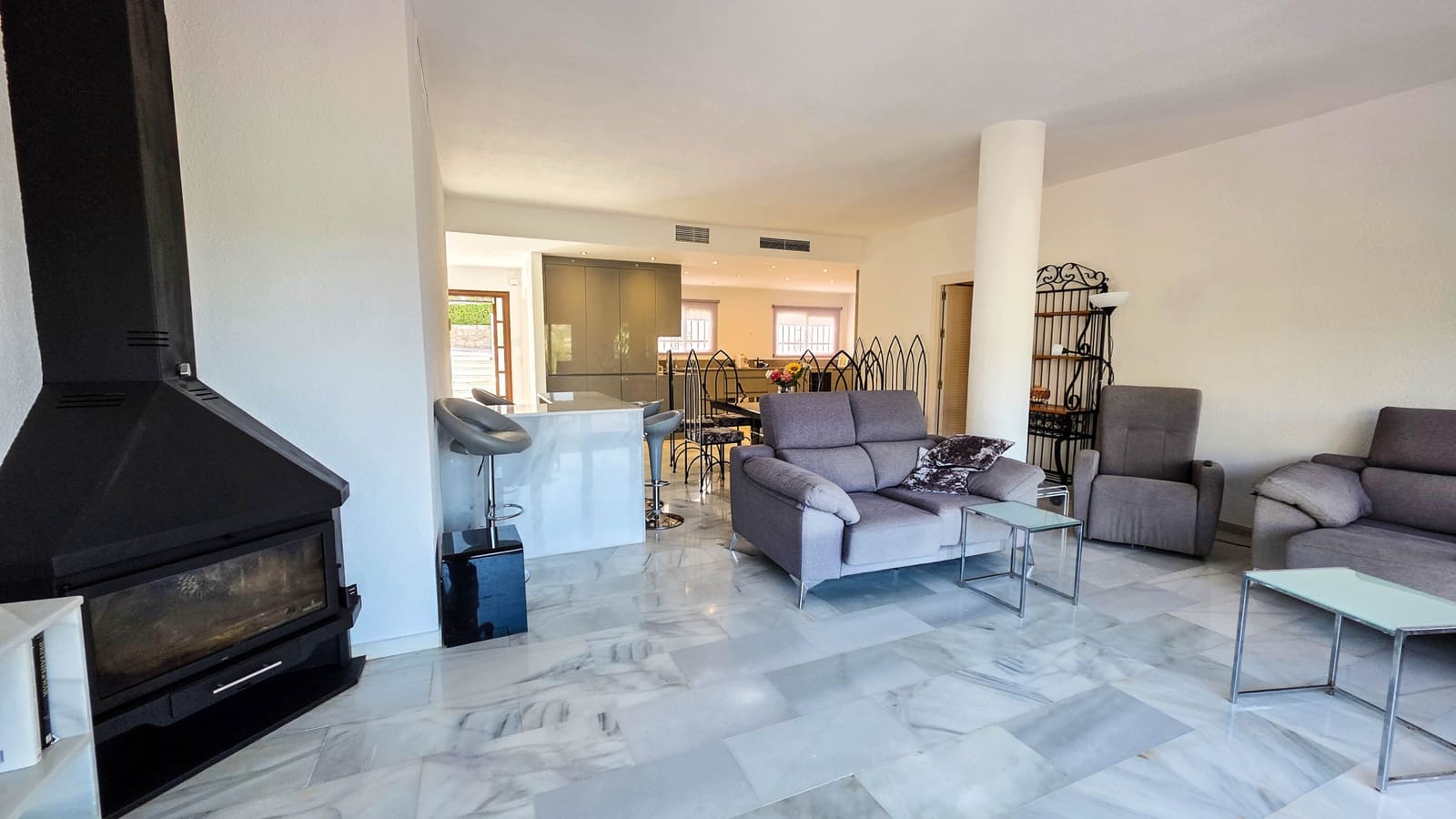 5 bedroom Semi-detached Villa for sale in La Duquesa / Puerto de la Duquesa with pool garage - € 725,000 (Ref: 9366941)