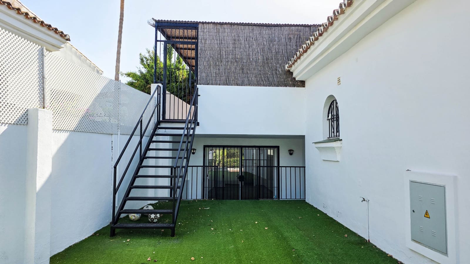 5 bedroom Semi-detached Villa for sale in La Duquesa / Puerto de la Duquesa with pool garage - € 725,000 (Ref: 9366941)
