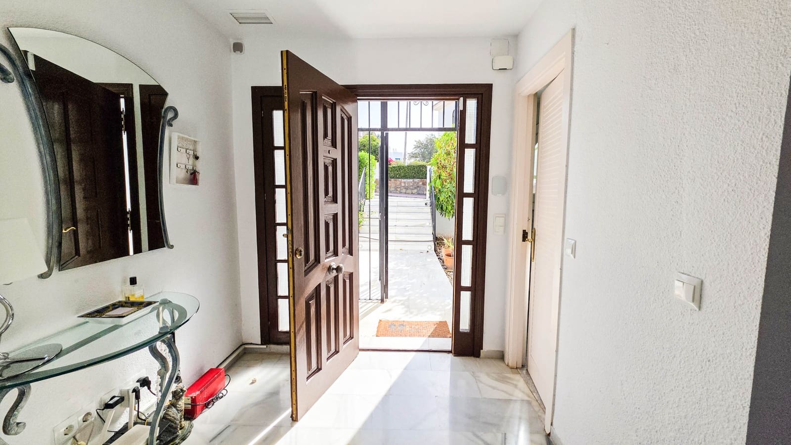 5 bedroom Semi-detached Villa for sale in La Duquesa / Puerto de la Duquesa with pool garage - € 725,000 (Ref: 9366941)