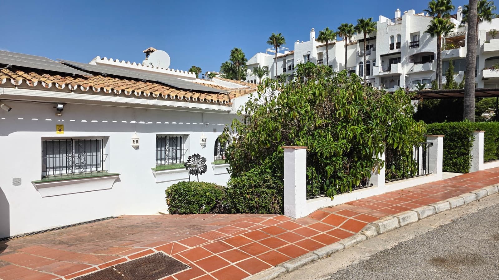 5 bedroom Semi-detached Villa for sale in La Duquesa / Puerto de la Duquesa with pool garage - € 725,000 (Ref: 9366941)