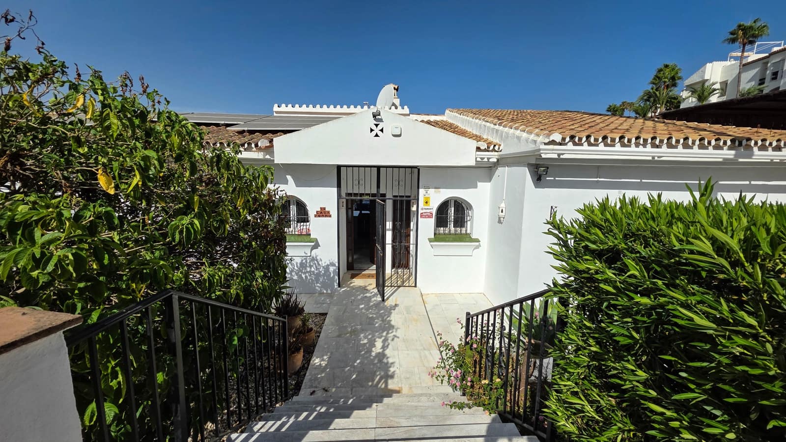 5 bedroom Semi-detached Villa for sale in La Duquesa / Puerto de la Duquesa with pool garage - € 725,000 (Ref: 9366941)