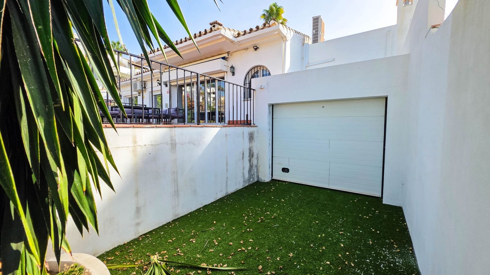 5 bedroom Semi-detached Villa for sale in La Duquesa / Puerto de la Duquesa with pool garage - € 725,000 (Ref: 9366941)