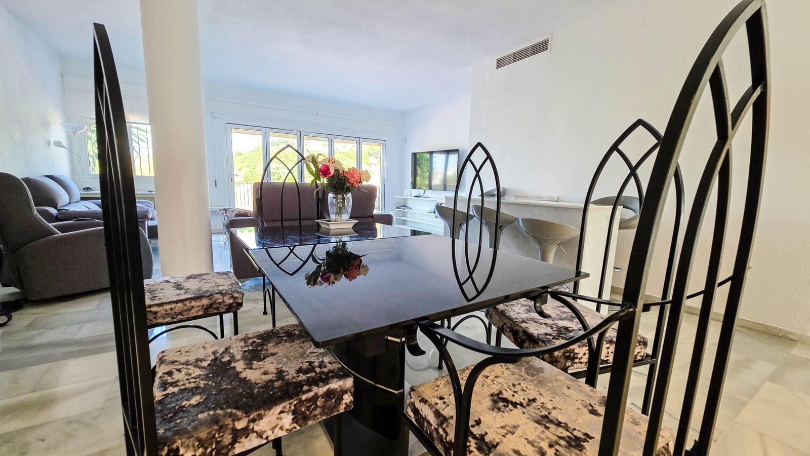 5 bedroom Semi-detached Villa for sale in La Duquesa / Puerto de la Duquesa with pool garage - € 725,000 (Ref: 9366941)