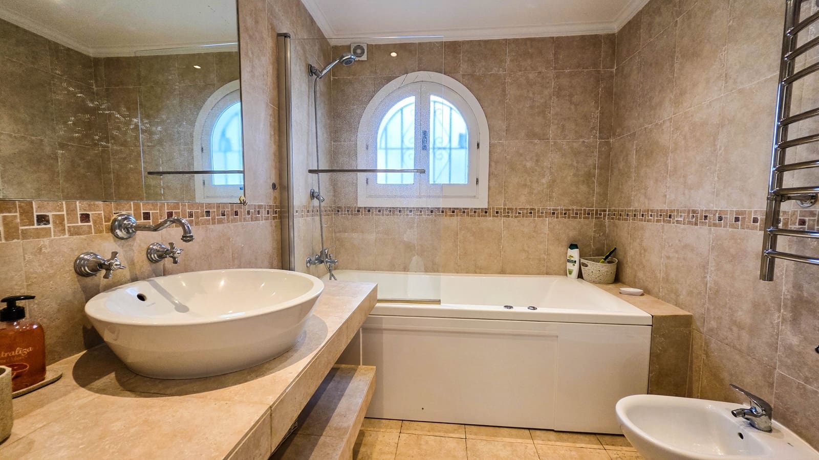 5 bedroom Semi-detached Villa for sale in La Duquesa / Puerto de la Duquesa with pool garage - € 725,000 (Ref: 9366941)