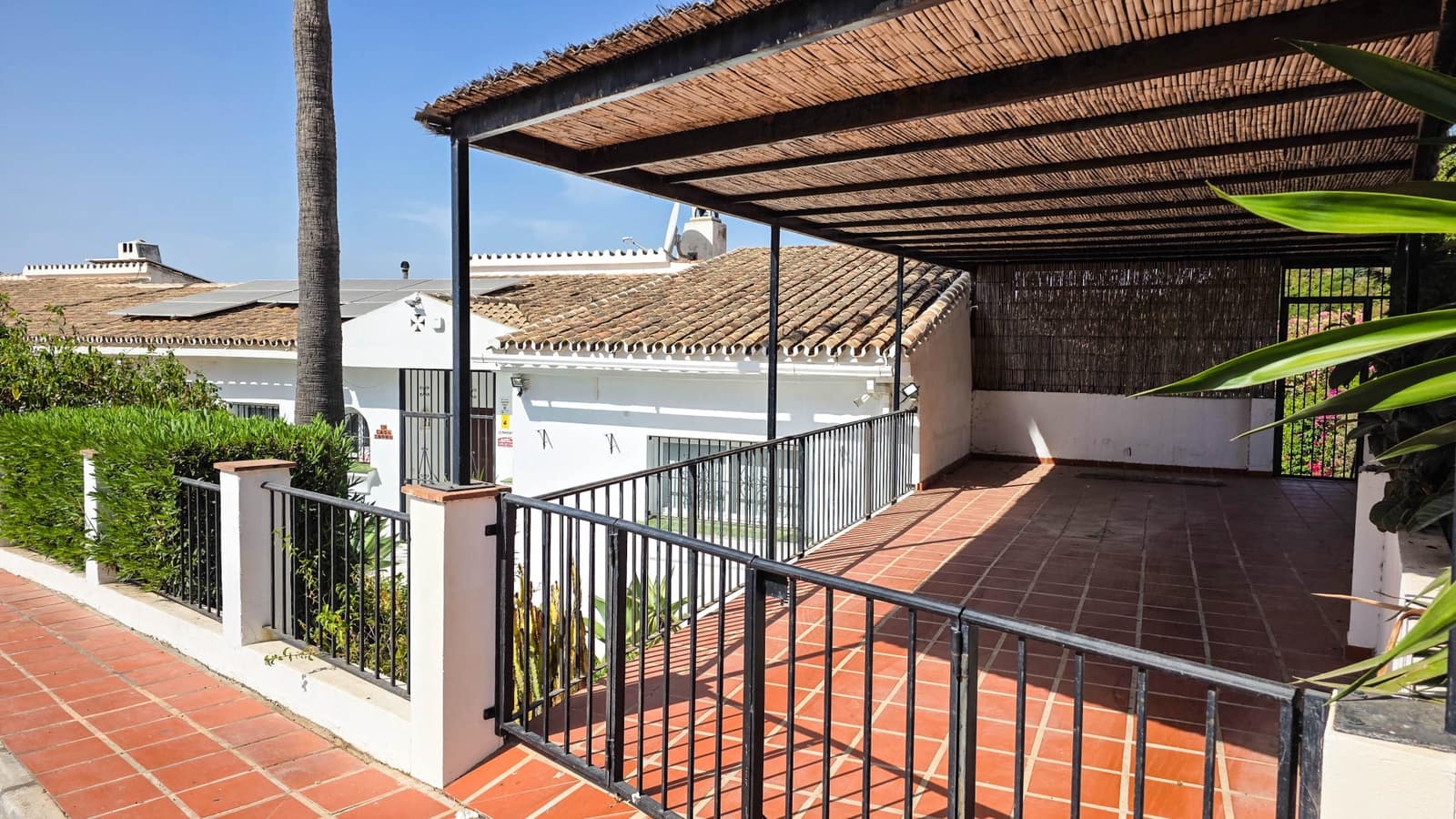 5 bedroom Semi-detached Villa for sale in La Duquesa / Puerto de la Duquesa with pool garage - € 725,000 (Ref: 9366941)