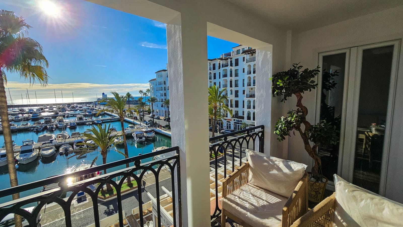 2 bedroom Apartment for sale in La Duquesa / Puerto de la Duquesa with garage - € 395,000 (Ref: 9460700)